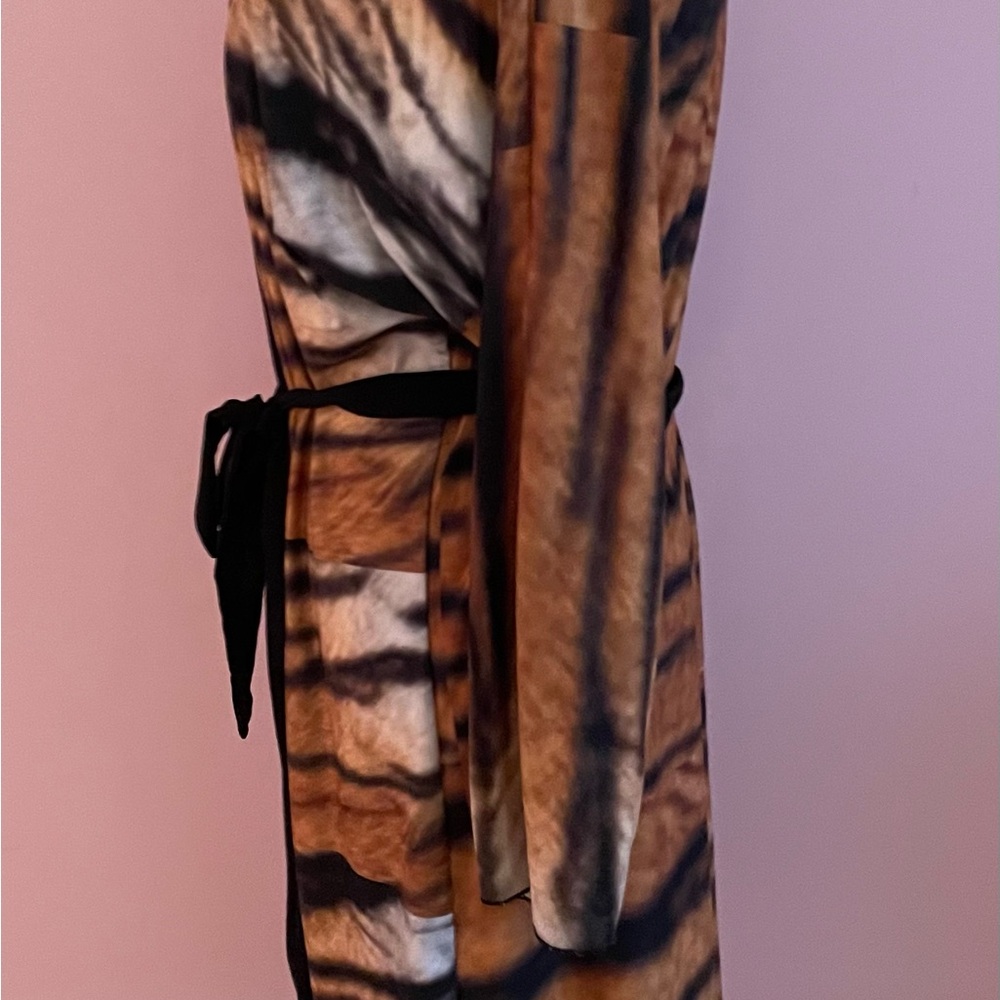 Wild Tiger Print Women's Robe - Picture 3 of 10